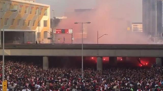 Multitudinaria concentración de ultras del Ajax en la previa del partido contra el Real Madrid Multitudinaria concentración de ultras del Ajax en la previa del partido contra el Real Madrid