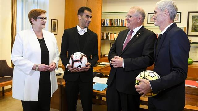 El primer ministro australiano recibe al futbolista bareiní tras su liberación