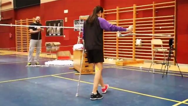 Carolina Marín camina ya con una sola muleta solo 18 días después de operarse Carolina Marín camina ya con una sola muleta solo 18 días después de operarse