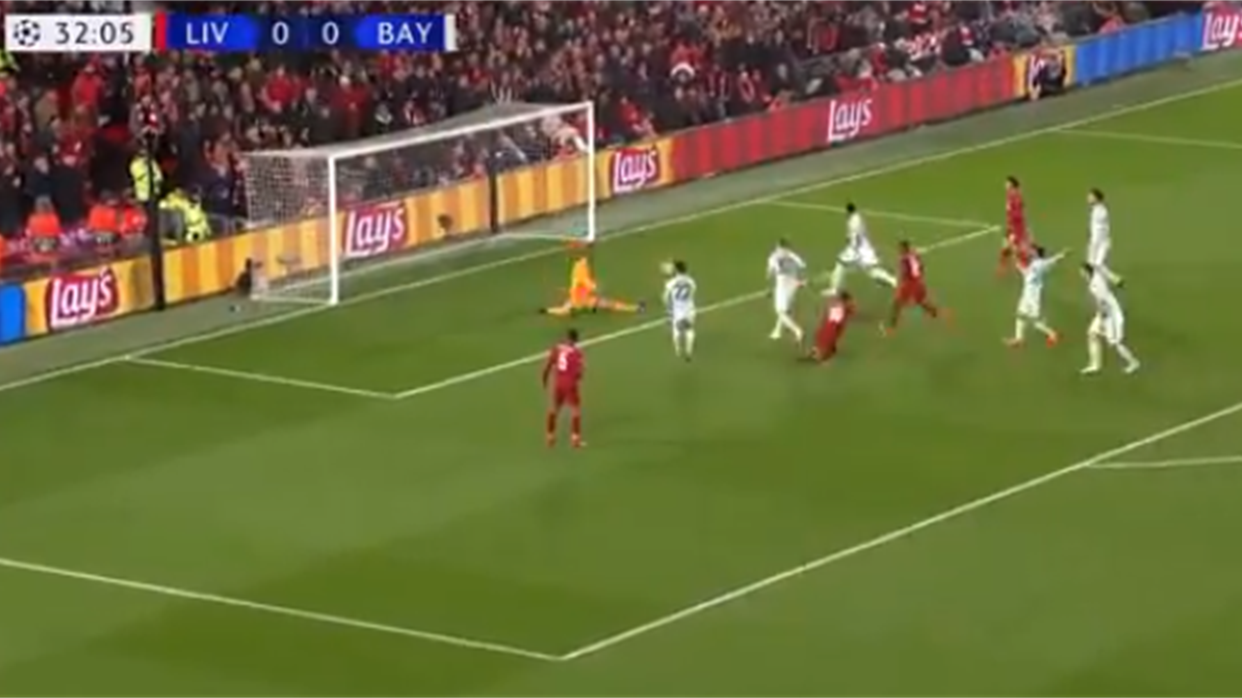 Нелепый промах 6 букв. 12 промах фото. Футбол моменты. Форвард голландии футбол. Нелепый промах.