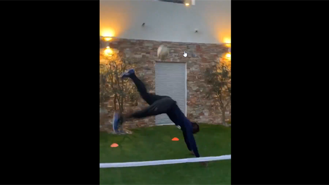 Balotelli régale avec le coup du scorpion