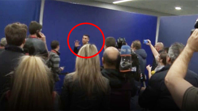 Il gesto di rabbia di Cristiano Ronaldo: "Io 5 Champions, voi zero" Il gesto di rabbia di Cristiano Ronaldo: "Io 5 Champions, voi zero"
