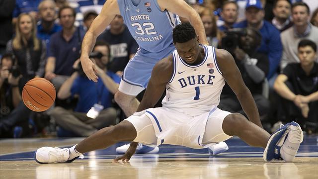 La scarpa si rompe e Zion Williamson crolla a terra, incredibile infortunio per la stella di Duke La scarpa si rompe e Zion Williamson crolla a terra, incredibile infortunio per la stella di Duke
