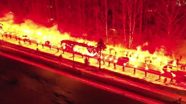¡Infierno helado! Espeluznante acogida al Zenit entre cientos de bengalas para medirse al Fenerbahçe ¡Infierno helado! Espeluznante acogida al Zenit entre cientos de bengalas para medirse al Fenerbahçe