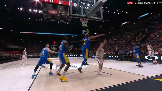 Mike James inventa una magia che accende il Forum: Milano pienamente in partita col Maccabi Mike James inventa una magia che accende il Forum: Milano pienamente in partita col Maccabi