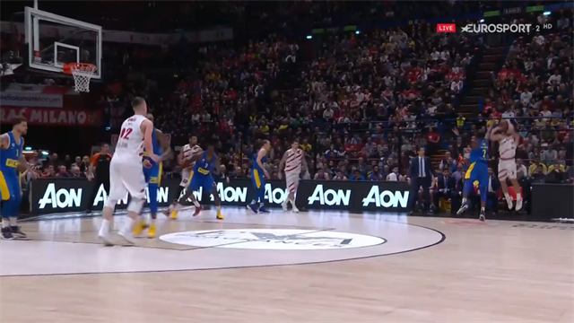 Il morso di Mike James! Pazzesca tripla che taglia le gambe al Maccabi Il morso di Mike James! Pazzesca tripla che taglia le gambe al Maccabi