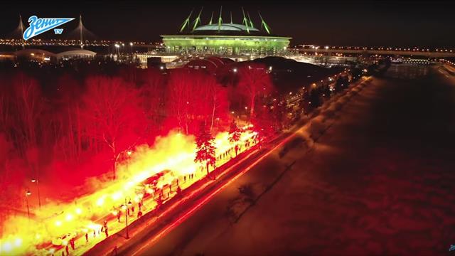 Une haie d'honneur... de fumigènes : l'incroyable arrivée du car du Zenit