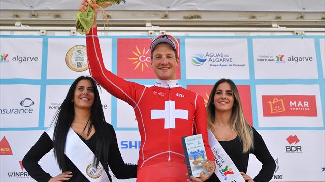 Küng s'offre le chrono, Pogacar s'accroche à son maillot