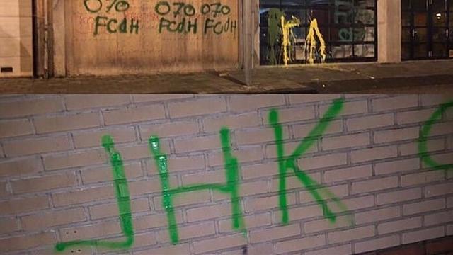 «Евреи болеют раком». Фанаты «Ден Хаага» осквернили памятники войны перед игрой с «Аяксом»
