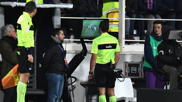 Suspenden con tres partidos al árbitro del Fiorentina-Inter por sus errores