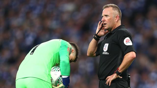 L’arbitre pouvait-il sanctionner Kepa? "Non, si un joueur ne veut pas sortir, le jeu doit continuer" L’arbitre pouvait-il sanctionner Kepa? "Non, si un joueur ne veut pas sortir, le jeu doit continuer"