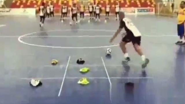 El divertido juego del 'tres en raya' como parte de un entrenamiento de fútbol El divertido juego del 'tres en raya' como parte de un entrenamiento de fútbol