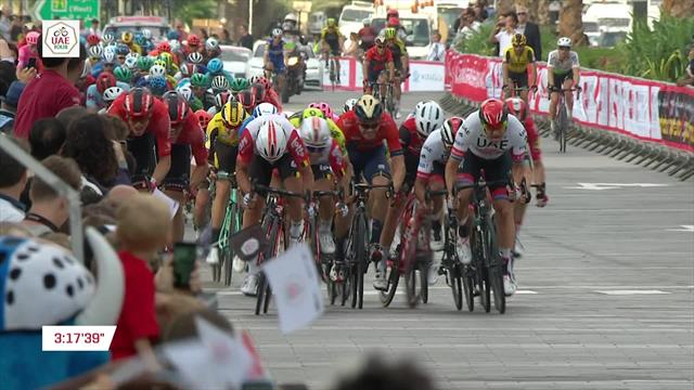 Zielsprint: Bennett schießt an Gaviria vorbei Zielsprint: Bennett schießt an Gaviria vorbei