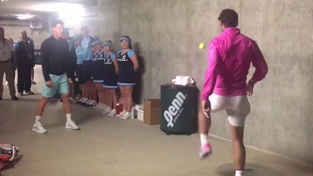 Impresionante habilidad y compenetración de Nadal y Thiem dando toques con una pelota de tenis Impresionante habilidad y compenetración de Nadal y Thiem dando toques con una pelota de tenis
