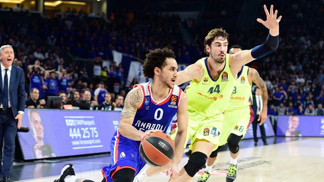 L'Efes travolge il Barcellona con super Larkin, vittorie nette anche per Olympiacos e Baskonia