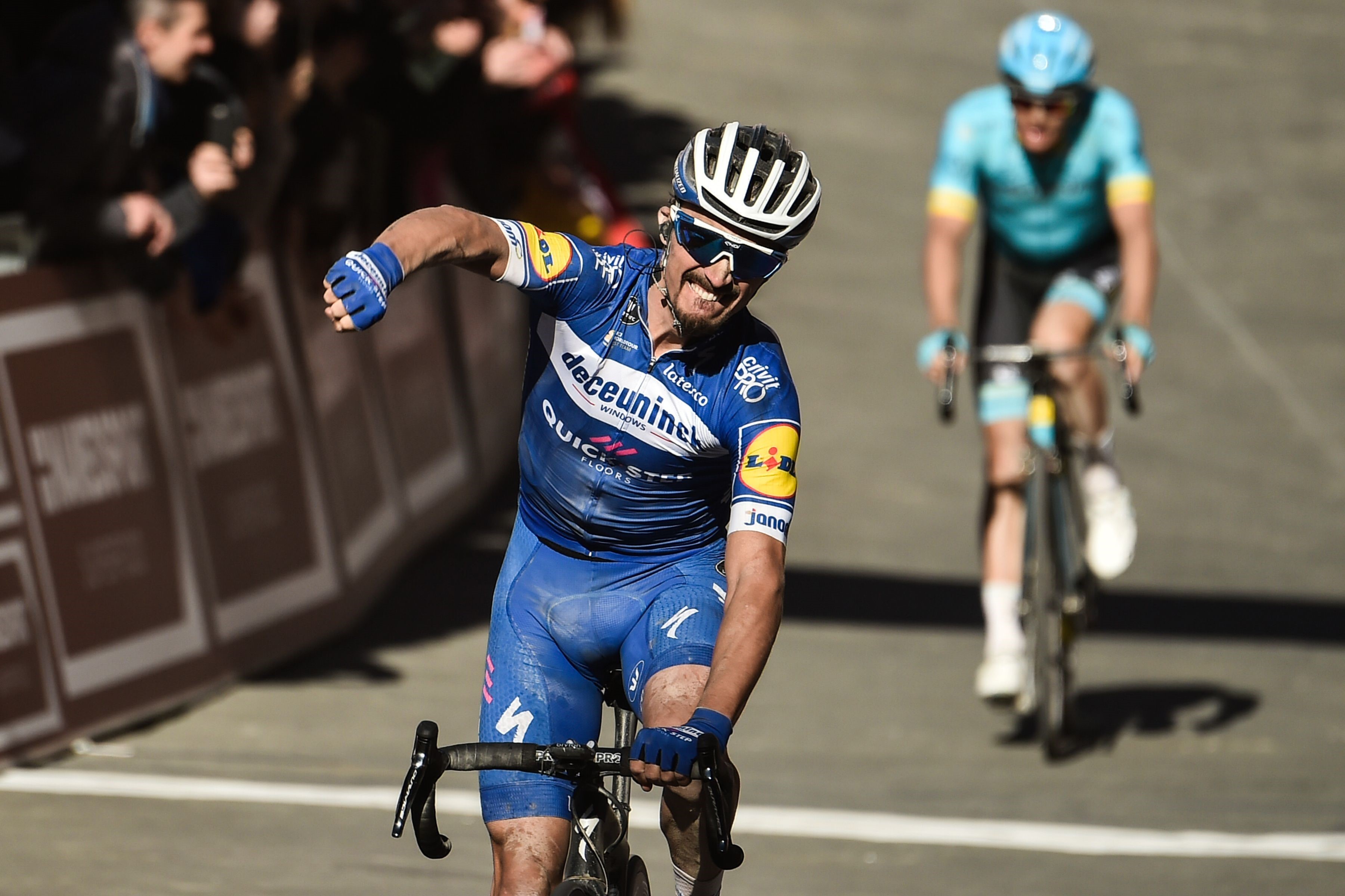 Julian Alaphilippe (Deceunink-Quick Step) s'impose sur les Strade Bianche devant Jakob Fuglsang (Astana)