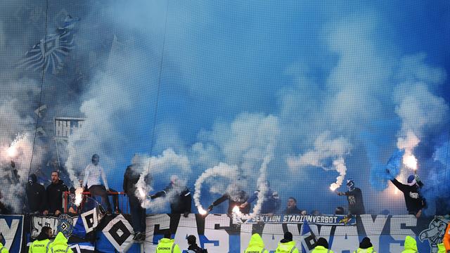 St. Pauli vs. HSV: Fans sorgen für doppelte Unterbrechung
