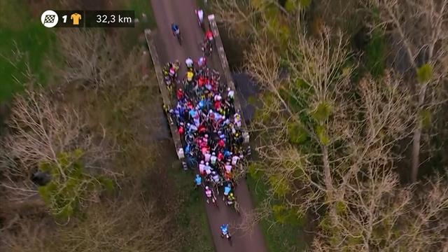 Un rétrécissement sur le pont et la moitié du peloton se retrouve au sol Un rétrécissement sur le pont et la moitié du peloton se retrouve au sol