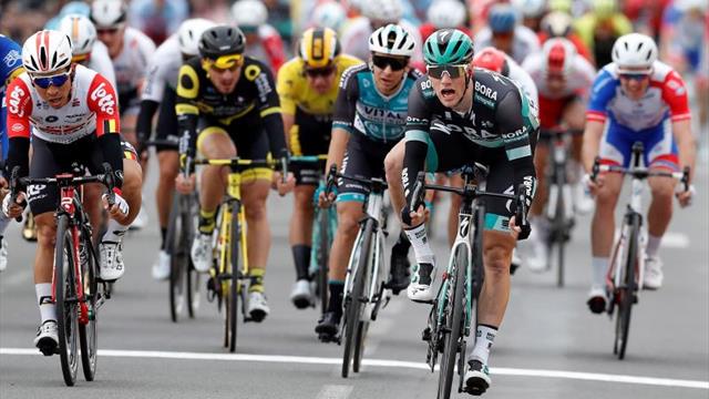 Bennett evita el triplete de Groenewegem, que sigue de líder