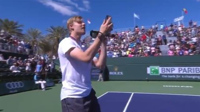 Denis Shapovalov se marca un rap espectacular en pista para celebrar su victoria ante Cilic
