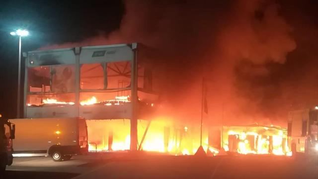 MotoE, paura a Jerez: incendio nel paddock prima dei test MotoE, paura a Jerez: incendio nel paddock prima dei test