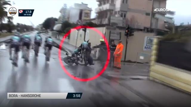 Fußgänger verschuldet kapitalen Crash von Bora-hansgrohe im Mannschaftszeitfahren Fußgänger verschuldet kapitalen Crash von Bora-hansgrohe im Mannschaftszeitfahren