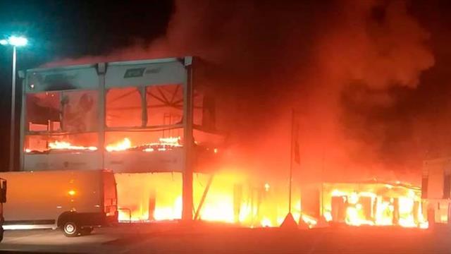 Incendio nel paddock di Jerez, a fuoco il box che ospitava le MotoE. Test cancellati Incendio nel paddock di Jerez, a fuoco il box che ospitava le MotoE. Test cancellati