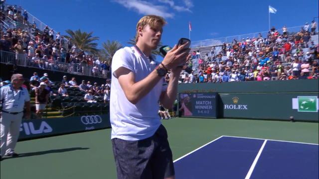 Shapovalov prend le micro et rappe en plein Indian Wells Shapovalov prend le micro et rappe en plein Indian Wells