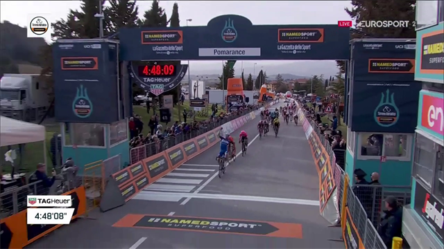 È un momento d'oro per Alaphilippe: a Pomarance vince davanti a van Avermaet e Bettiol È un momento d'oro per Alaphilippe: a Pomarance vince davanti a van Avermaet e Bettiol