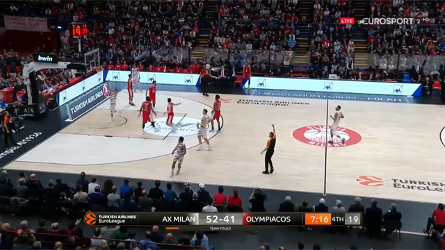 Prodezza di Mike James, il Forum esplode e canta "MVP! MVP!" Prodezza di Mike James, il Forum esplode e canta "MVP! MVP!"