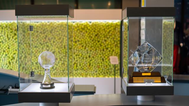 20 años del nº1 de Moyá, el primero del tenis español: Su trofeo y el de Nadal en una imagen única