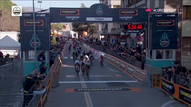 Elia Viviani vince una volata stupenda a Foligno: battuti Peter Sagan e Fernando Gaviria Elia Viviani vince una volata stupenda a Foligno: battuti Peter Sagan e Fernando Gaviria