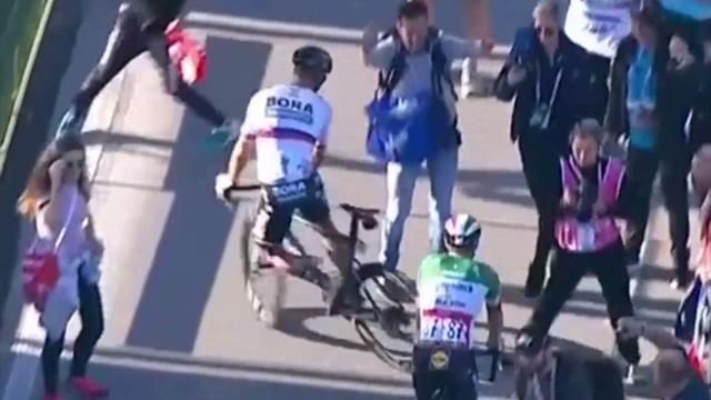 ¡¿Truco de genio o de loco?! El bandazo de Sagan haciendo creer a un ayudante que le atropellaba ¡¿Truco de genio o de loco?! El bandazo de Sagan haciendo creer a un ayudante que le atropellaba