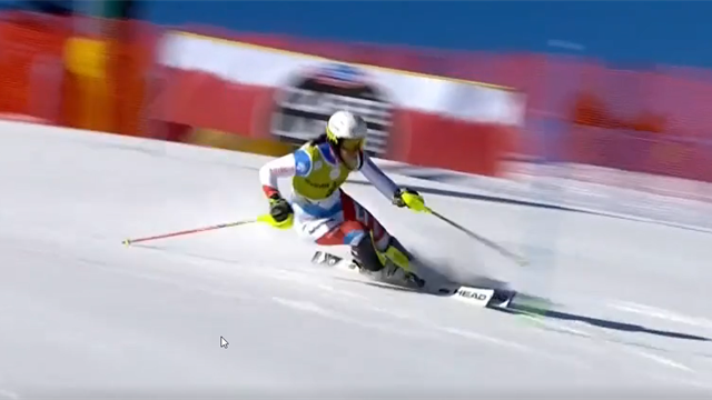 Holdener spettacolare nella prima manche dello slalom, solo Shiffrin tiene il passo Holdener spettacolare nella prima manche dello slalom, solo Shiffrin tiene il passo