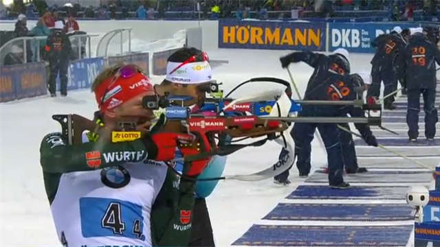 Showdown beim letzten Schießen: Doll und Fourcade kämpfen um Staffel-Silber Showdown beim letzten Schießen: Doll und Fourcade kämpfen um Staffel-Silber