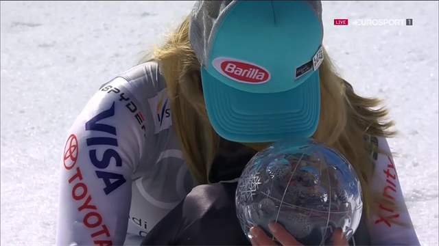 Mikaela Shiffrin scoppia in lacrime abbracciando la coppa di specialità di gigante Mikaela Shiffrin scoppia in lacrime abbracciando la coppa di specialità di gigante