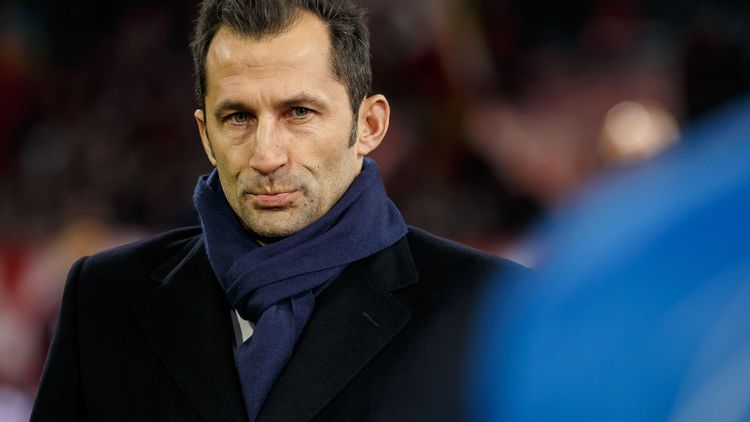 Fc Bayern Salihamidzic Gereizt Jede Frage Fangt Mit Uli Hoeness
