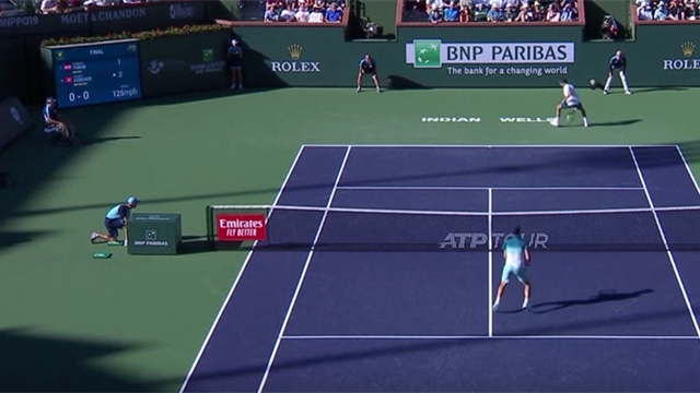 Lob, Stop, Tweener: Thiem jagt Federer in grandiosem Ballwechsel über den Platz Lob, Stop, Tweener: Thiem jagt Federer in grandiosem Ballwechsel über den Platz