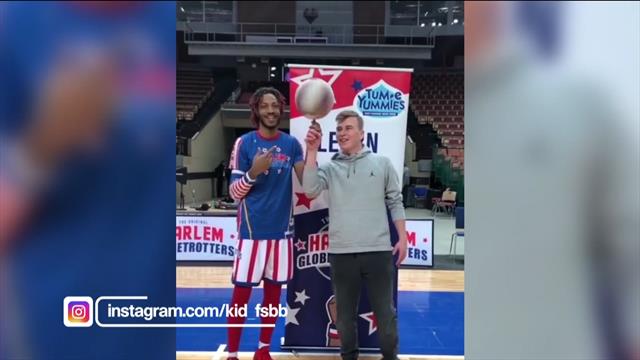 Un freestyler de baloncesto deja boquiabierto a un jugador de los Harlem Globetrotter Un freestyler de baloncesto deja boquiabierto a un jugador de los Harlem Globetrotter