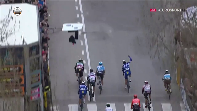 Incredibile Alaphilippe: il francese vince la volatona di gruppo a Jesi, terzo Viviani Incredibile Alaphilippe: il francese vince la volatona di gruppo a Jesi, terzo Viviani