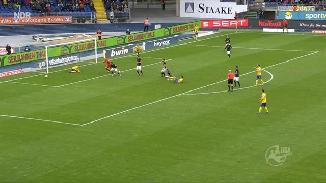 Foot en folie : il rate le cadre à bout portant puis prive son coéquipier d'un but