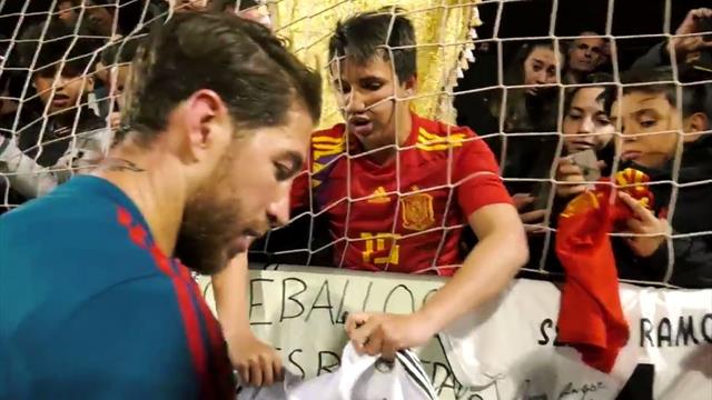 El desconsolado llanto de un chaval al regalarle Ramos su camiseta El desconsolado llanto de un chaval al regalarle Ramos su camiseta