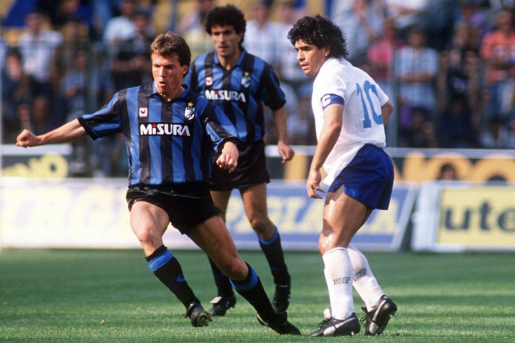 Lothar Matthäus e Diego Armando Maradona nella sfida del 28 maggio 1989 che diede lo Scudetto all'Inter contro il Napoli