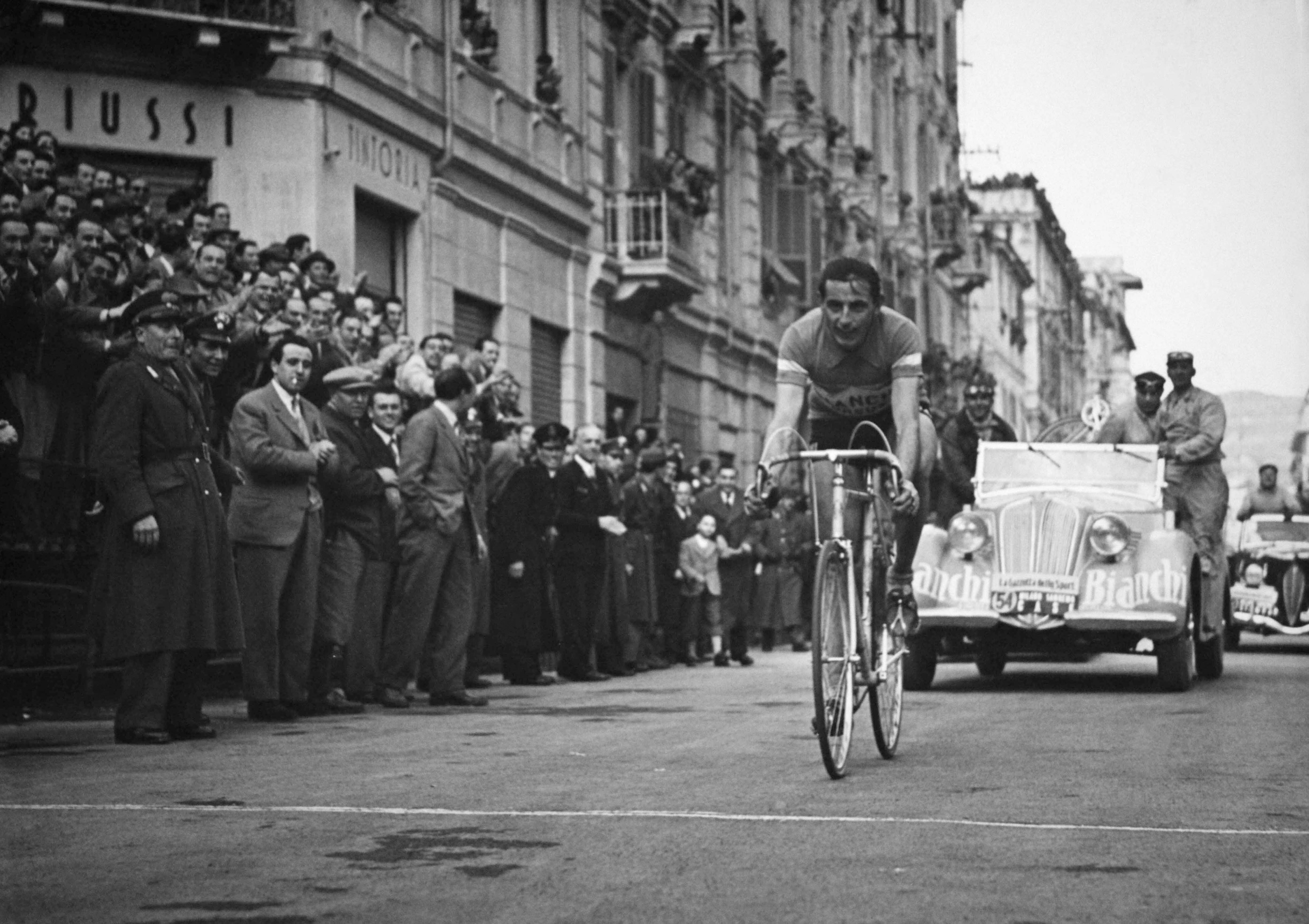 Arrivée de Fausto Coppi, vainqueur du Milan-San Remo, à San Remo, Italie en 1949