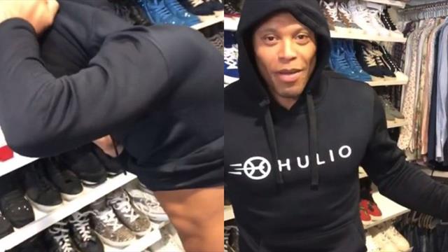 Joaquín la lía y le manda a Baptista una sudadera de 'Hulio' que le queda pequeña: "¡Estoy encajao!" Joaquín la lía y le manda a Baptista una sudadera de 'Hulio' que le queda pequeña: "¡Estoy encajao!"