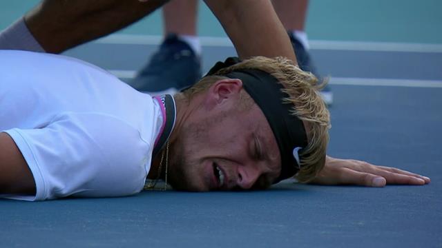 Terrassé par des crampes, Kuhn s'effondre sur le court et abandonne contre M.Zverev Terrassé par des crampes, Kuhn s'effondre sur le court et abandonne contre M.Zverev