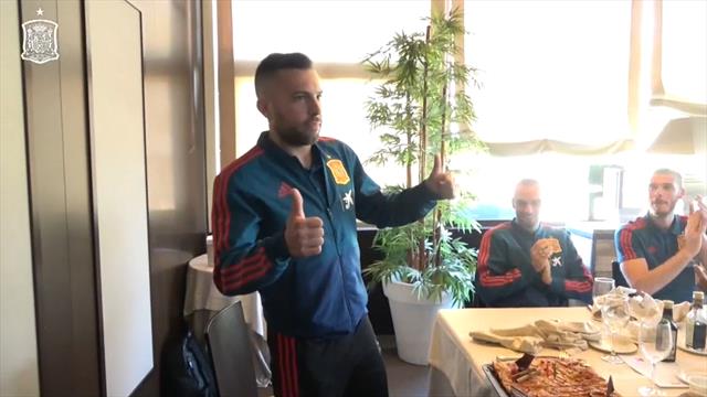 La Selección celebra el 30 cumpleaños de Jordi Alba: El regalo que recibió y su emotivo discurso La Selección celebra el 30 cumpleaños de Jordi Alba: El regalo que recibió y su emotivo discurso