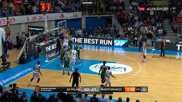 Tutta la presenza di Tarczewski: due schiacciatone contro il Panathinaikos Tutta la presenza di Tarczewski: due schiacciatone contro il Panathinaikos
