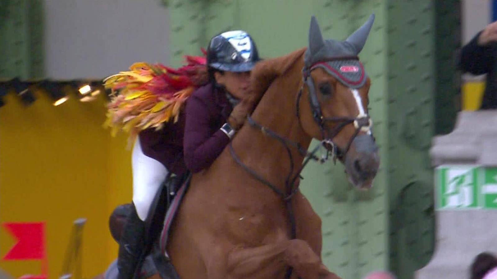 Equestrian video Saut Hermès Danielle Goldstein rides with golden