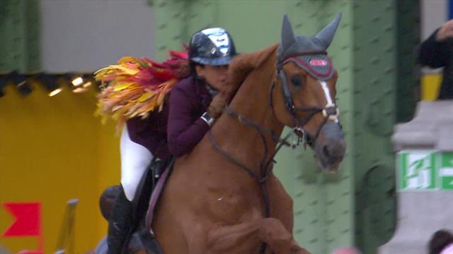 Saut Hermès: Danielle Goldstein rides with golden feathers in her hair Saut Hermès: Danielle Goldstein rides with golden feathers in her hair